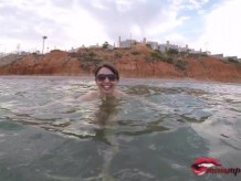 Joven tetona y cachonda quiere que se corra en el agua / Miriam Prado