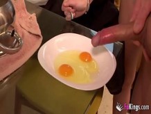 Ainara le encanta comer tortillas de semen en el desayuno