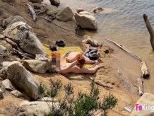 Recogiendo tíos desnudos: ¡Diversión desnuda junto al lago con Jade!