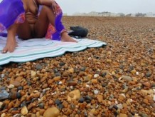 Latina Caliente Desnuda en una PLAYA PÚBLICA - Real Voyeur