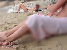 ¡PAJA POR UN VERDADERO EXTRAÑO ADOLESCENTE EN LA PLAYA DESPUÉS DE DICK FLASHING! Gotas de toalla, muestra una gran polla! Corrida