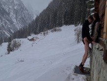 hacer el amor EN LA NIEVE durante una CAMINATA, al aire libre en el bosque y el canto de los pájaros