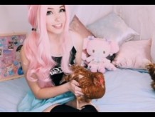 Belle Delphine acaricia dos pollas GRANDES