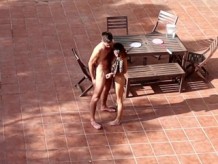 Pareja jugando y follando en el patio, afuera