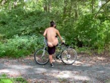 Mostrando mi culo, coño y tetas en un paseo en bicicleta