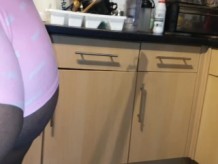 Caliente ESPOSA LATINA Limpiando la COCINA en Micro SHORTS