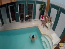 CAZAR4K. Joven cornudo deja que un extraño se meta a su novia cachonda en la piscina