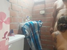 Un rapidin en el baño corrida facial