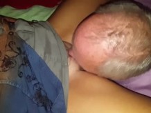 cuck tiene deberes de limpieza en esposa y su amigo