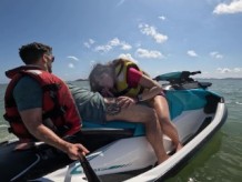 sexo arriesgado en público follando en la moto de agua y dos corridas española pamsnusnu