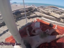 Paja pública arriesgada en la playa canaria Atrapada leyendo un libro - MissCreamy