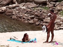 El enorme negro amartillado se liga en la playa nudista. Así de fácil, cuando estás armado con semejante trabuco.