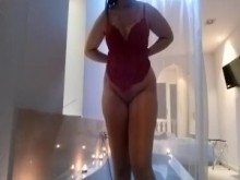 teen española Nikki Litte tragando leche en la bañera y fetiche de las velas