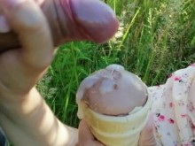 HELADO CON TOPPING EN LA NATURALEZA