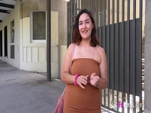 ¡La nena universitaria amateur obtiene algo de dinero extra con FAKings!