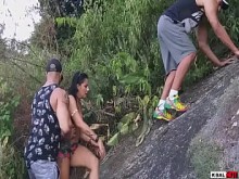 Ksal hot vive una aventura unica con el equipo Hot y su amigo Pitbull porno, subieron a la montaña en lo alto del rio para follar y hacer ese polvazo caliente y con mucha DP