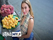 La latina de grandes tetas Anastasia Rey es recogida en el mercado para ser golpeada duramente por una gran polla después de la entrevista - LATINA MYLF