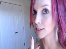 Anna Bell Peaks sola en su habitación