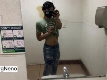 Lindo twink de tiktok se desnuda en el baño público de la ciudad