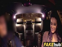 Fake Cop Cheeky jovencita le gusta el sexo atrevido al aire libre