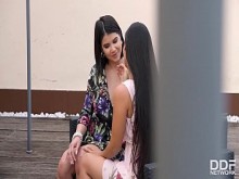 Lesbianas calientes Andreina De Luxe y Lady Dee se lamen los coños mojados