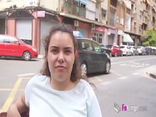 Morena tetona sacia sus impulsos sexuales con un chico que acaba de conocer