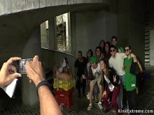 Rubia con camisa de fuerza follada al aire libre