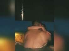 Esposa caliente quiere al mejor amigo de su esposo en un jacuzzi cuando su esposo fue a tomar algo. 3:15 ♡