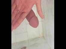 Exhibiendo a un chico iraní en el baño