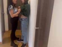 Mi jefa y yo nos tocamos en la reunión de la oficina, ella me dio una lengua muy rica