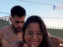 El primer trío de Itsxlilix, a la traviesa le encantaba que la follaran en la piscina y se corriera en la boca de su amiga