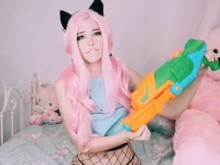 Belle Delphine SQUIRTS por todo el suelo