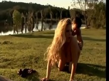 La sensual y rubia Vivi Ronaldinha necesita refrescarse en un agua crujiente después de una acción sexual caliente y desagradable en la orilla del lago.