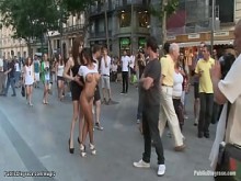 Latina tetona desnuda caminó en público