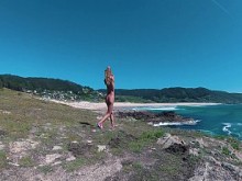 Chica rusa Sasha Bikeyeva - España Galicia playa Doninos. Chica nudista desnuda de cuerpo perfecto provocando y bailando en la costa del Océano Atlántico