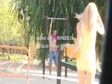 Monica recoge a un tipo y le chupa la polla en un parque público