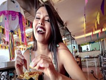 Adolescente Mexicana Esperando a su Novio en Restaurante - DINERO para SEXO