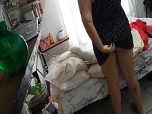 Milf madurita haciendo limpieza en su cuarto 1