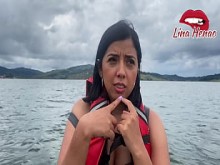 Exhibicionismo - Lina Henao se masturba en un kayak de costado mientras hay turistas cerca - voyeurismo para los morbosos a los que les encanta ver chicas traviesas