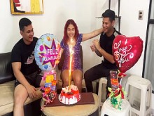 Hijastros le Celebran el Cumpleaños a su Madrastra y de Regalo Sorpresa 2 Pollas para Follarla por el Culo y que Disfrute su Regalo