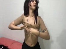 Me pongo cachondo al ver a mi hermanastra sin ropa y le follo su rico coño - Porno en español