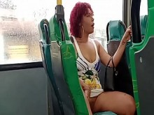 Me exhibí en el bus y el cornudo me tocó la ropa interior