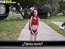 TETAS pequeñas perfectas y el coño más estrecho taladrado en el autobús