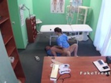 Doctor follándose a la recepcionista