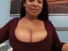 Grandes tetas sobre la mesa