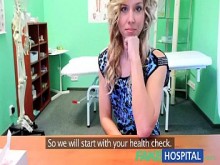 Fake Hospital Doctor ofrece a rubia un descuento en tetas nuevas a cambio de una buena