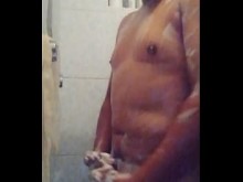 En el baño ajabonandone la verga