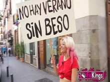 ¡Sandra V besa a hombres y mujeres en la calle buscando a su semental definitivo!