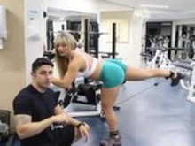 Filmando a una rubia en el gimnasio