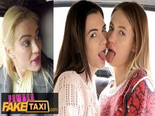 Taxi falso femenino: tres hermosas chicas usan juguetes sexuales en un taxi